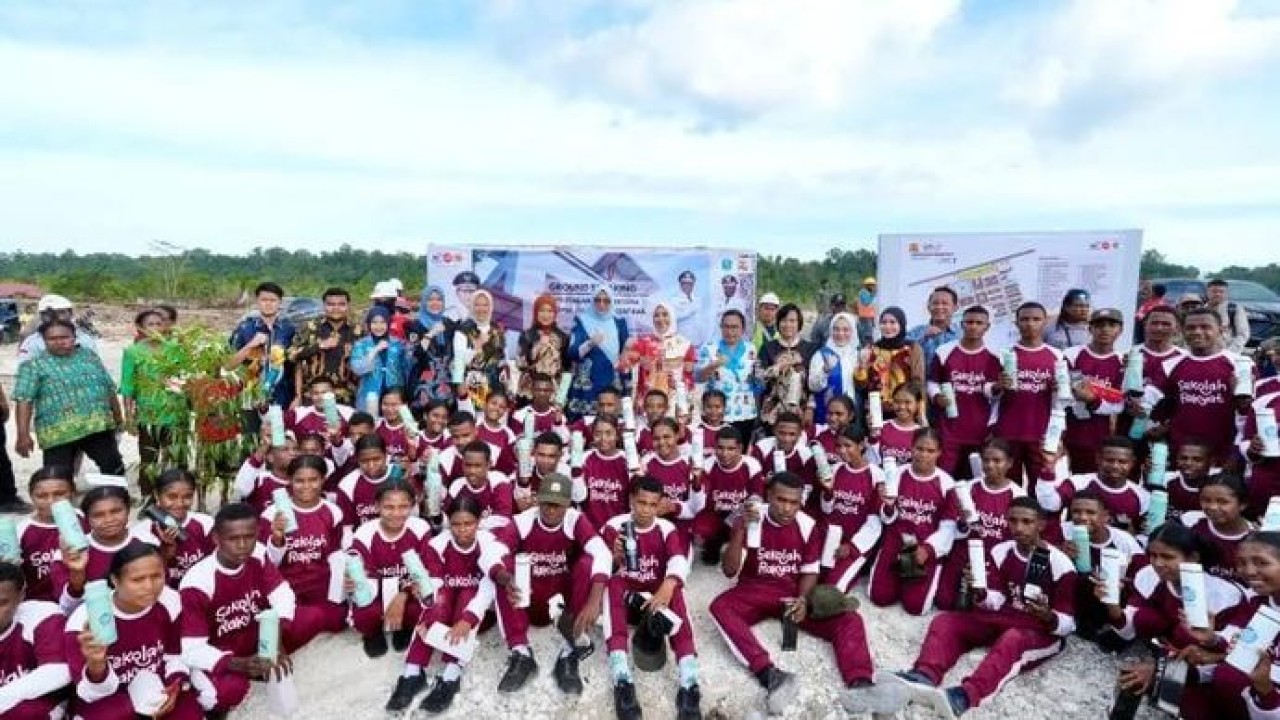 Mendagri Tito Karnavian bersama Ketum TP PKK Tri Tito Karnavian berfoto bersama-sama anak di Sekolah Rakyat, Kabupaten Biak Numfor, Papua, Sabtu (1/8/2026). (Antara)