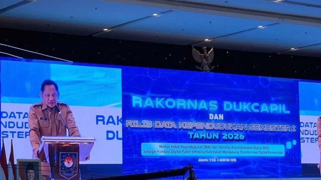 Menteri Dalam Negeri Tito Karnavian membuka Rapat Koordinasi Nasional (Rakornas) Dukcapil dan Rilis Data Kependudukan Semester I Tahun 2026 di Jakarta, Senin, 3 Agustus 2026. (Antara)