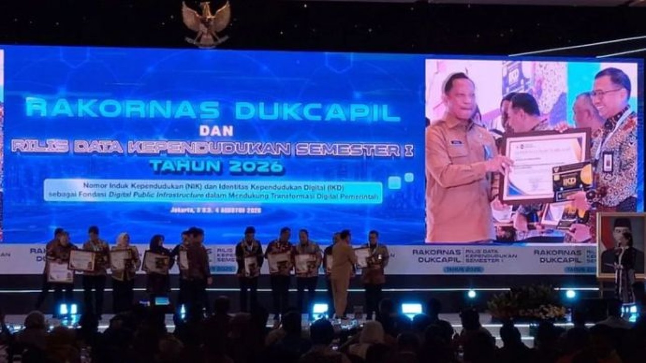 Menteri Dalam Negeri Tito Karnavian menyerahkan penghargaan kepada Pemerintah Kota berprestasi dalam pembukaan Rapat Koordinasi Nasional (Rakornas) Dukcapil dan Rilis Data Kependudukan Semester I Tahun 2026 di Jakarta, Senin (3/8/2026). (Antara)