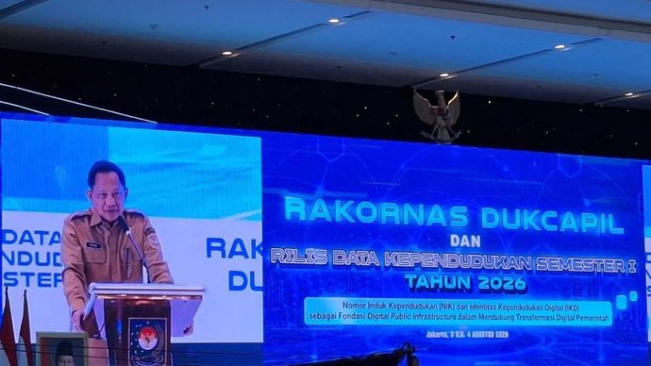 Menteri Dalam Negeri Tito Karnavian membuka Rapat Koordinasi Nasional (Rakornas) Dukcapil dan Rilis Data Kependudukan Semester I Tahun 2026 di Jakarta, Senin (3/8/2026 (Antara)