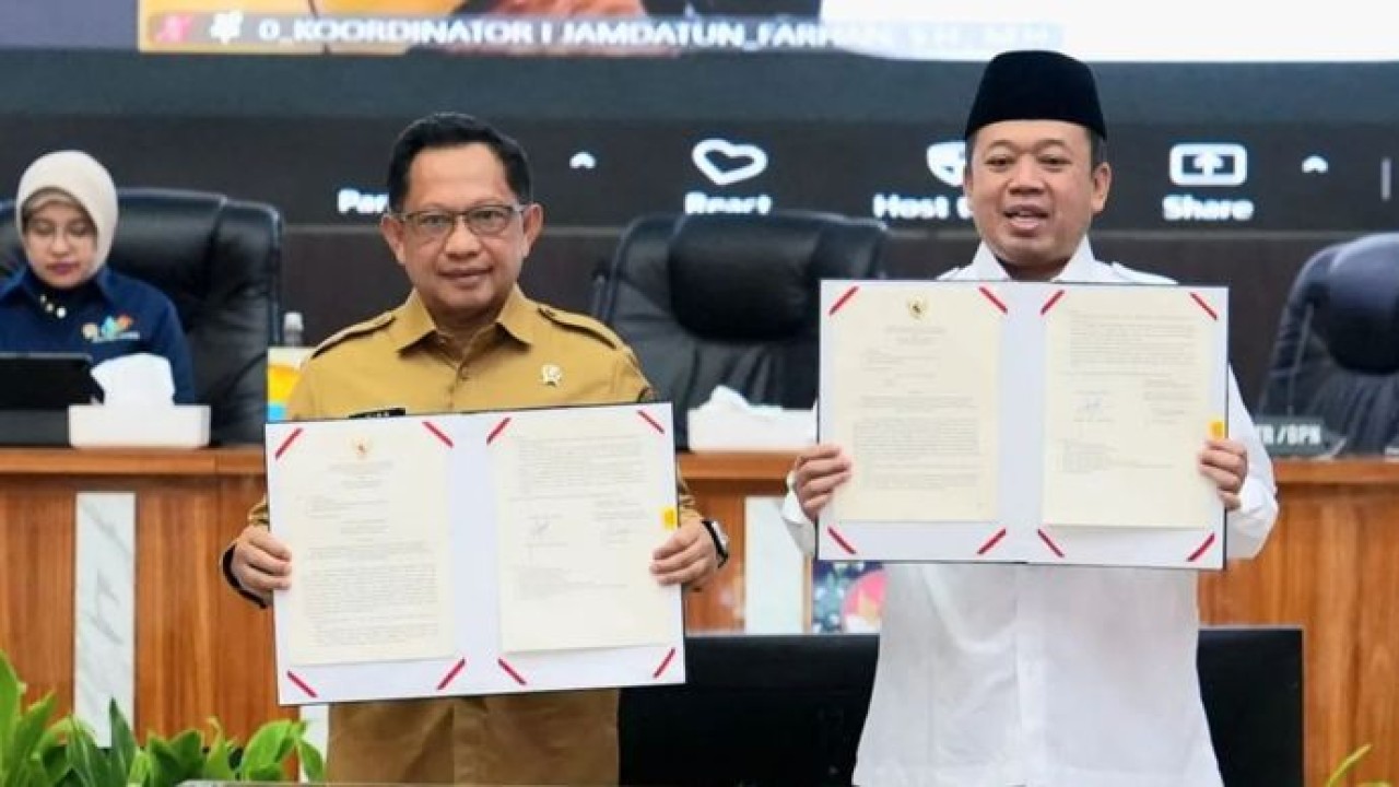 Menteri Dalam Negeri (Mendagri) Muhammad Tito Karnavian dan Menteri Agraria dan Tata Ruang/Kepala Badan Pertanahan Nasional (ATR/BPN) Nusron Wahid meneken Surat Edaran Bersama (SEB) untuk meningkatkan sinergi dan integrasi untuk memberikan kepastian mengenai standar waktu dan mekanisme pelayanan di Jakarta, Senin (10/8/2026) (Antara)