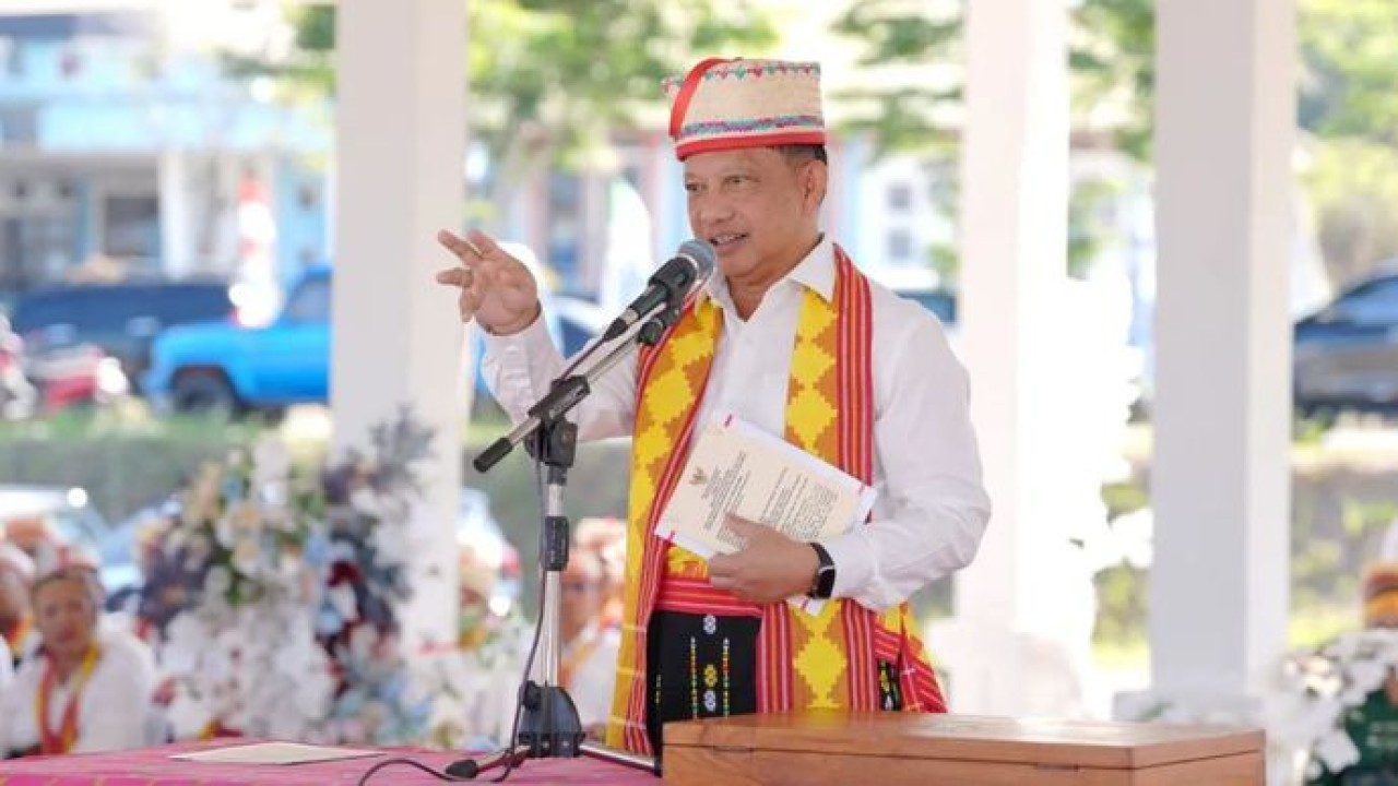 Arsip. Menteri Dalam Negeri (Mendagri) Muhammad Tito Karnavian memimpin Upacara Hari Ulang Tahun (HUT) ke-81 Kemerdekaan Republik Indonesia (RI) di Lapangan Natas Lehong, Kabupaten Manggarai Timur, Nusa Tenggara Timur (NTT), Senin (17/8/2026). (Antara)