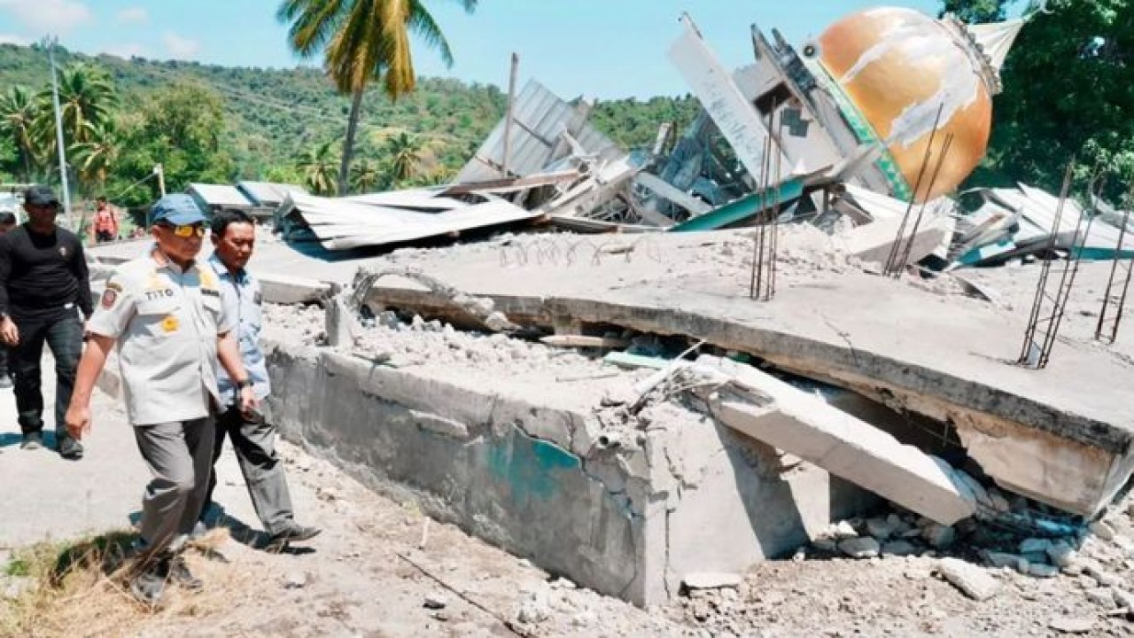 Menteri Dalam Negeri (Mendagri) Muhammad Tito Karnavian meninjau lokasi terdampak gempa di NTT. (Antara)