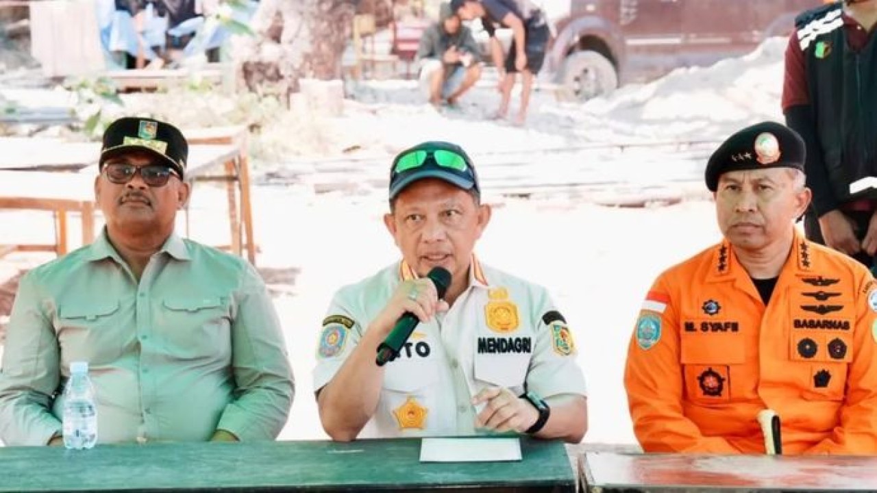 Menteri Dalam Negeri (Mendagri) Muhammad Tito Karnavian (tengah). (Antara)