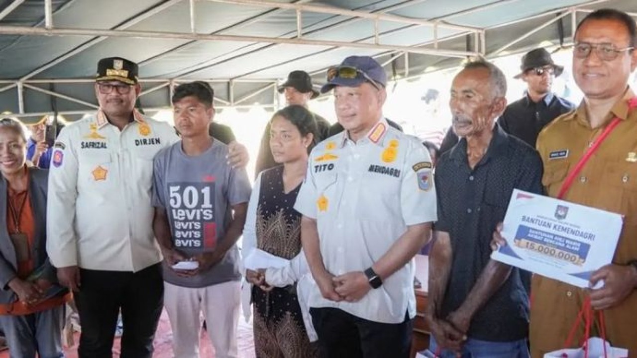 Mendagri Tito Karnavan serah bantukan kepada korban gempa di NTT. (Antara)