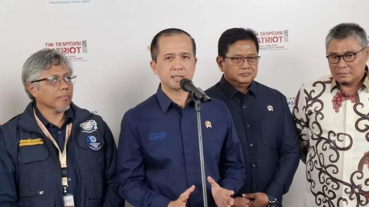 Menteri Transmigrasi Muhammad Iftitah Sulaiman Suryanagara (kedua kiri) didampingi Wakil Menteri Transmigrasi Viva Yoga Mauladi (kedua kanan) memberikan keterangan kepada wartawan seusai pelepasan Tim Ekspedisi Patriot (TEP) 2026 di Jakarta, Kamis, 30 Agustus 2026. (Antara)