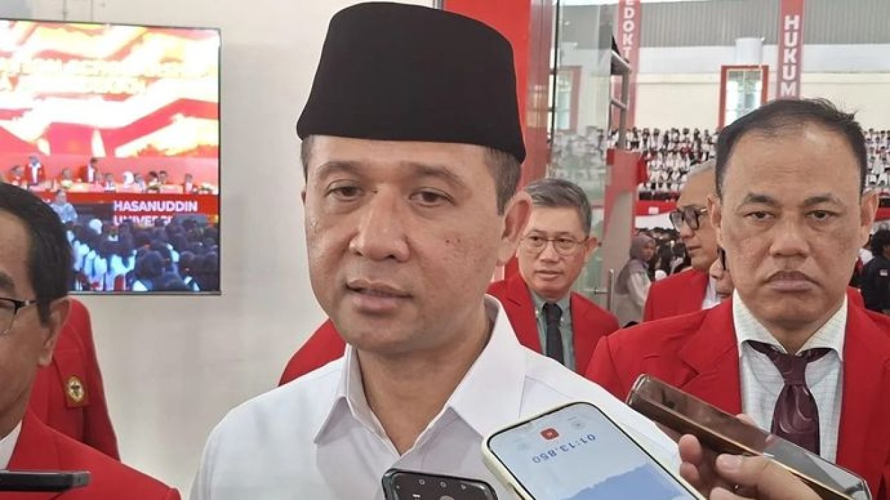 Menteri Transmigrasi Iftitah Sulaiman memberikan keterangan pers usai memberikan motivasi bagi mahasiswa baru Unhas di Makassar (Antara)