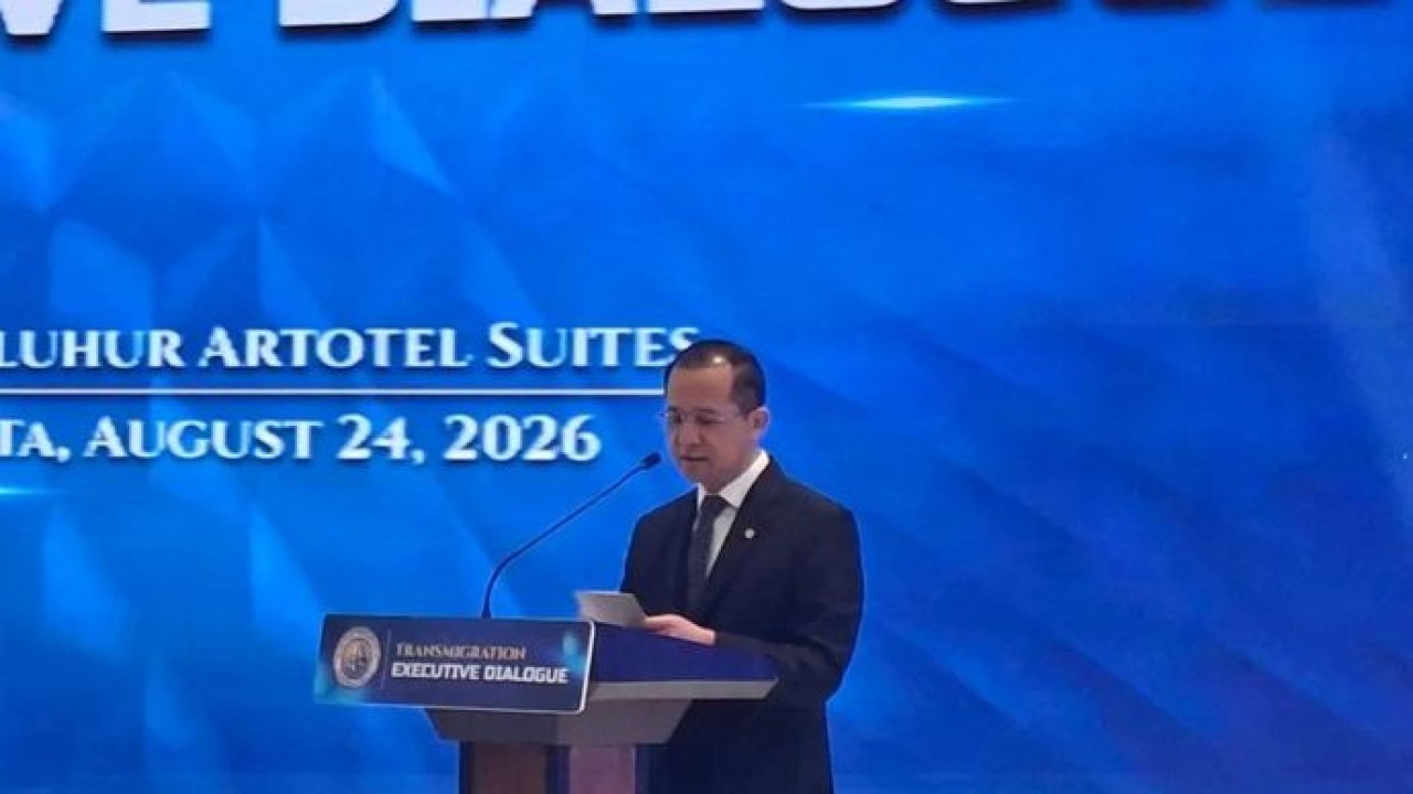 Menteri Transmigrasi (Mentrans) Muhammad Iftitah Sulaiman Suryanagara menyampaikan pidato dalam kegiatan Transmigration Executive Dialogue: Strategic Lecture & Policy Forum di Jakarta, Senin (24/8/2026) (Antara)