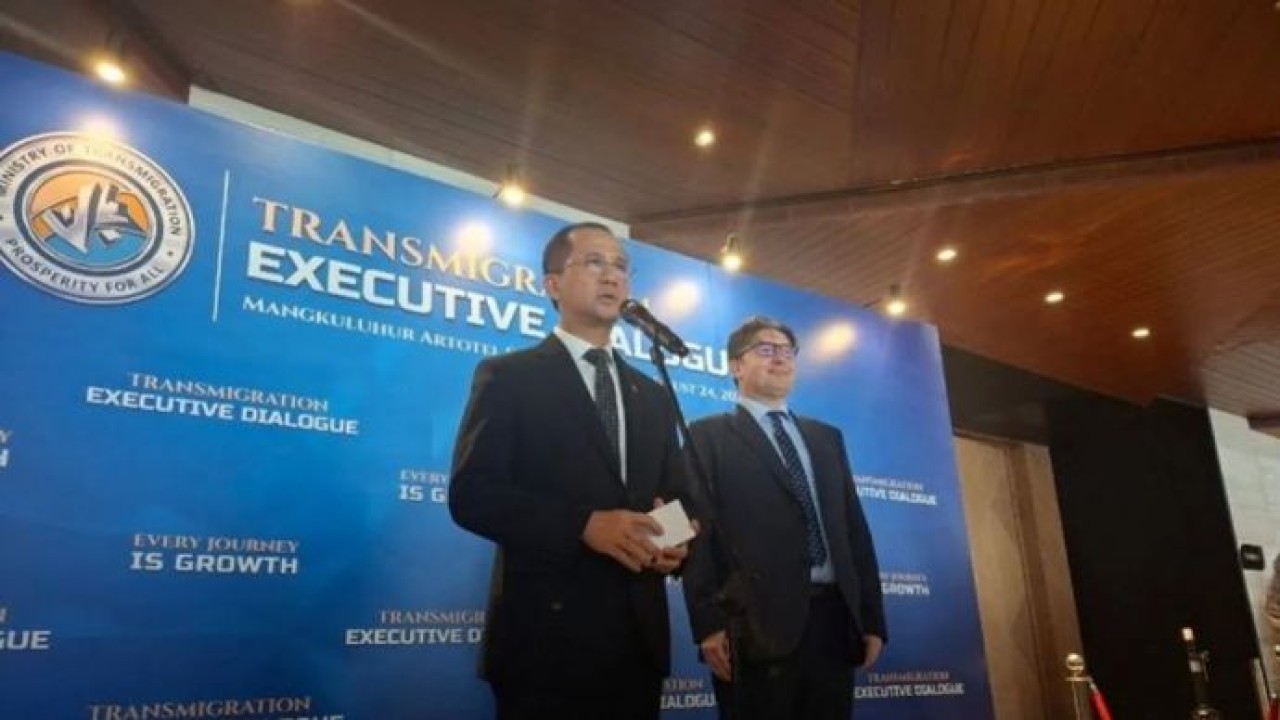 Menteri Transmigrasi (Mentrans) Muhammad Iftitah Sulaiman Suryanagara menyampaikan keterangan kepada wartawan di Jakarta, Senin, 24 Agustus 2026. (Antara)