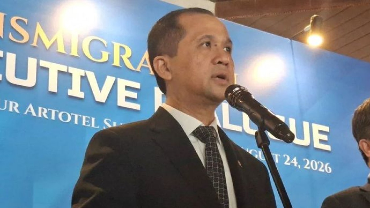 Menteri Transmigrasi (Mentrans) Muhammad Iftitah Sulaiman Suryanagara menjawab pertanyaan dari awak media, di Jakarta, Senin (24/8/2026). (Antara)
