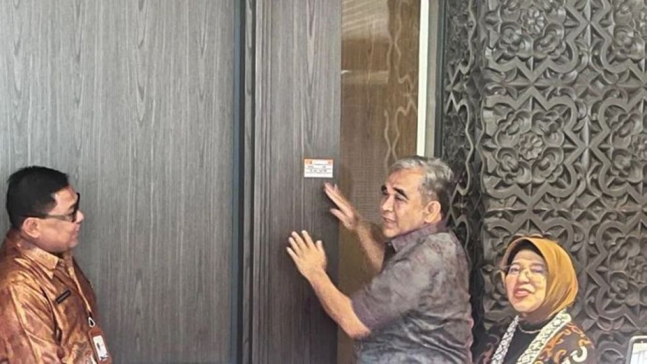 Ketua Majelis Pemusyawaratan Rakyat (MPR) RI Ahmad Muzani menempelkan stiker sebagai tanda telah disensus oleh BPS, Jakarta, Jumat, 28 Agustus 2026. (Foto: Antara)