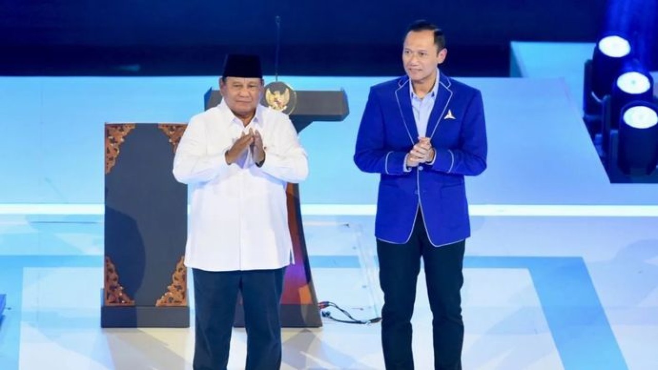 Presiden Prabowo Subianto (kiri) bersama Ketua Umum Partai Demokrat Agus Harimurti Yudhoyono (kanan) bersiap membuka acara peringatan HUT ke-25 Partai Demokrat di Indonesia Arena, Senayan, Jakarta, Rabu, 9 September 2026. (Antara)