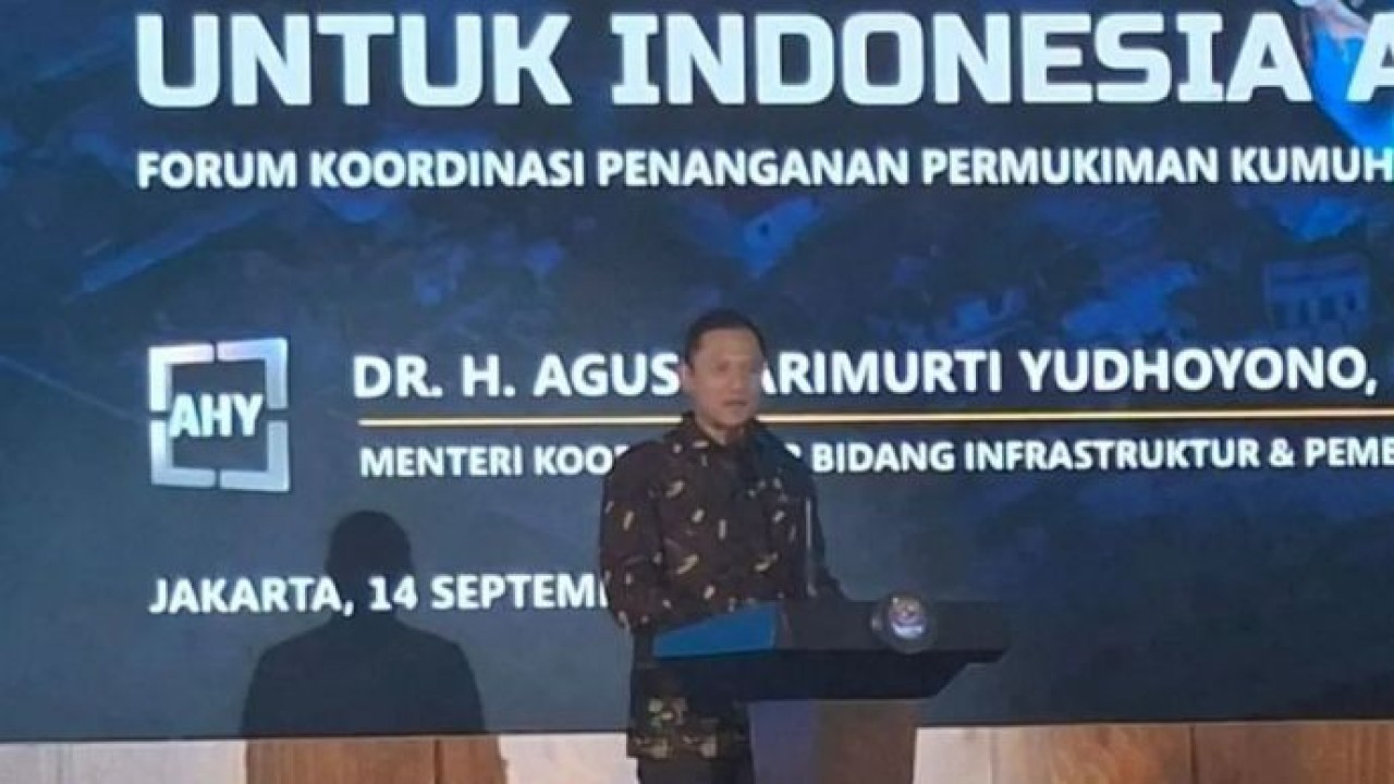 Menteri Koordinator Bidang Infrastruktur dan Pembangunan Kewilayahan (Menko IPK) Agus Harimurti Yudhoyono (AHY) menyampaikan pidato dalam Forum Koordinasi Penanganan Permukiman Kumuh Terpadu di Jakarta, Senin (14/9/2026). (Antara)