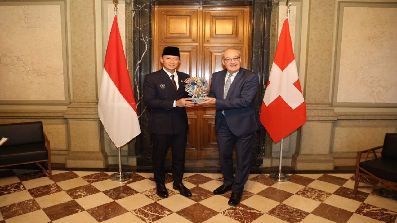 Menteri Koordinator Bidang Infrastruktur dan Pembangunan Kewilayahan Agus Harimurti Yudhoyono (AHY) bertemu Presiden Konfederasi Swiss Guy Parmelin
