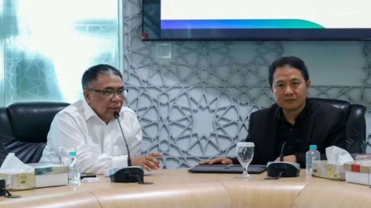 Arsip - Ketua Badan Amil Zakat Nasional (Baznas) RI Sodik Mudjahid (kiri) dan Bendahara Umum PP Muhammadiyah, Hilman Latief (kanan) dalam audiensi di Jakarta, Rabu (26/8/2028). (Foto: Antara)