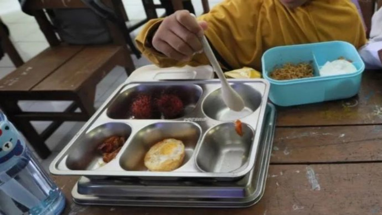 Sejumlah siswa menyantap menu Program Makan Bergizi Gratis (MBG) (Antara)