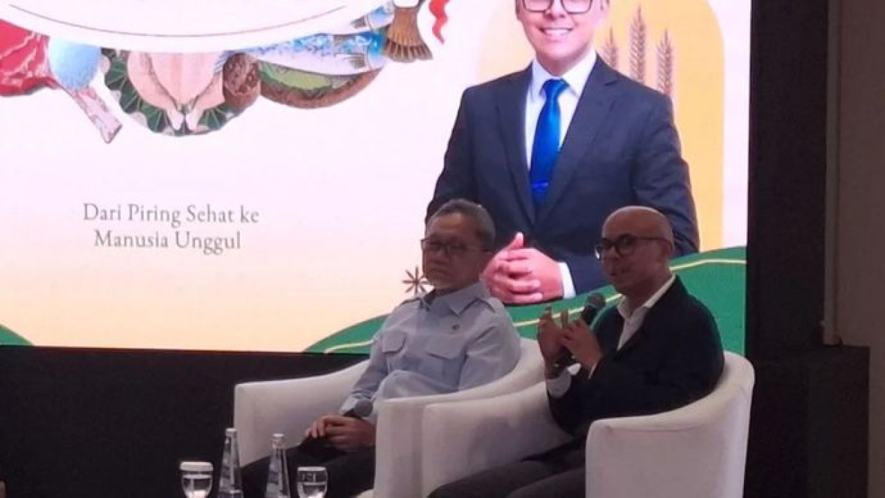 Asisten Khusus Presiden Bidang Komunikasi dan Analisa Kebijakan Dirgayuza Setiawan (kanan) memberikan paparan bersama Menteri Koordinator Bidang Pangan Zulkifli Hasan (kiri) dalam peluncuran buku Pangan Indonesia: Dari Piring Sehat ke Manusia Unggul, pada IdeaFest 2026, di JICC Senayan, Jakarta, Jumat (4/9/2026) (Antara)