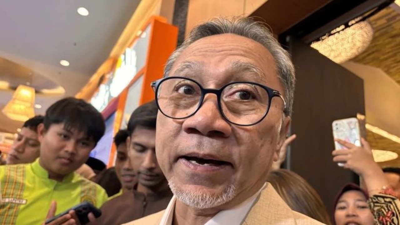 Menteri Koordinator (Menko) Bidang Pangan Zulkifli Hasan (Zulhas) menjawab pertanyaan wartawan dalam wawancara cegat usai kegiatan Lampung Financial Festival (Finfest) 2026 di Bandar Lampung, Sabtu, 5 September 2026. (Antara)