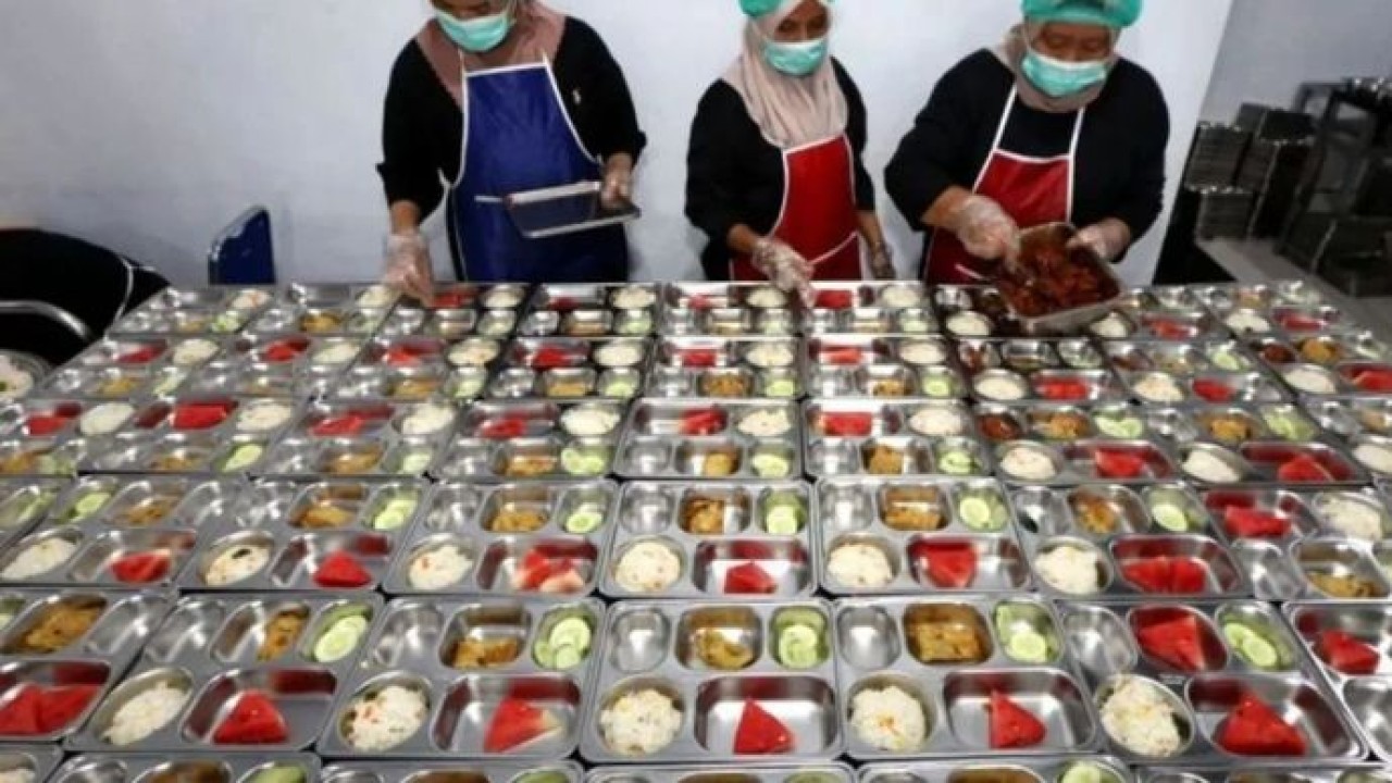 Arsip - Ilustrasi - Petugas sedang menyiapkan menu MBG (Antara)