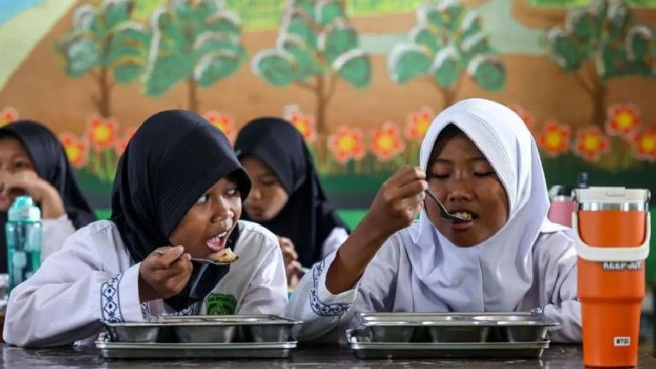 Dua siswa SDN Jati Asih X menyantap menu Makan Bergizi Gratis (MBG) di Jati Asih, Kota Bekasi, Jawa Barat, Jumat, 4 September 2026. Badan Gizi Nasional (BGN) memastikan anggaran MBG tahun 2027 sebesar Rp240,2 triliun untuk menjangkau 72,4 juta peneri (Antara)