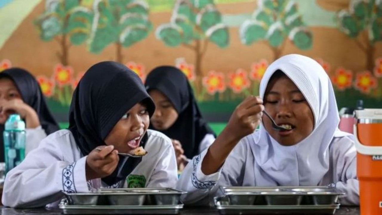 Dua siswa SDN Jati Asih X menyantap menu Makan Bergizi Gratis (MBG) di Jati Asih, Kota Bekasi, Jawa Barat, Jumat (4/9/2026). Badan Gizi Nasional (BGN) memastikan anggaran MBG tahun 2027 sebesar Rp240,2 triliun untuk menjangkau 72,4 juta penerima manfaat yang terdiri atas anak sekolah usia PAUD hingga SMA, ibu hamil dan menyusui, serta balita. (Antara)
