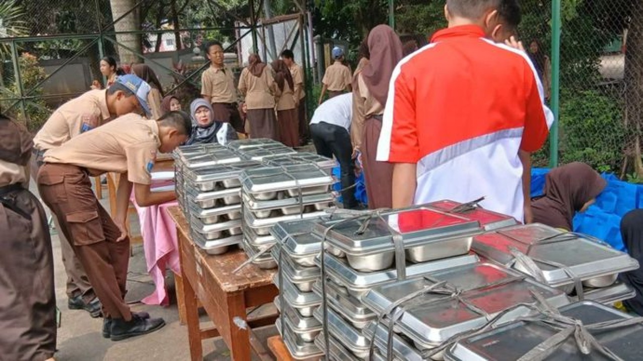 Ilustrasi - Sejumlah siswa sekolah mengantri untuk mengambil menu MBG di salah satu sekolah kejururuan di Kabupaten Tangerang, Banten. (Antara)