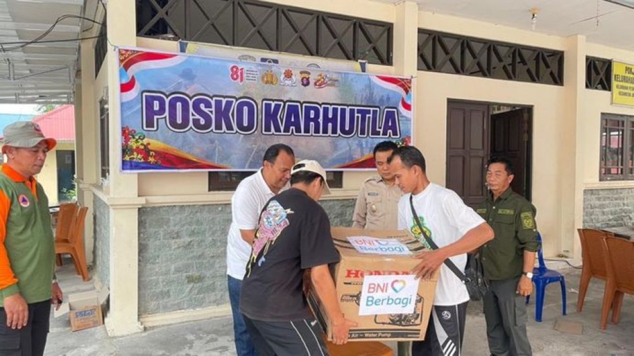 Perwakilan PT Bank Negara Indonesia (Persero) Tbk menyerahkan bantuan kemanusiaan bagi Masyarakat Terdampak Karhutla di Kalimantan Tengah. (Foto: Istimewa)