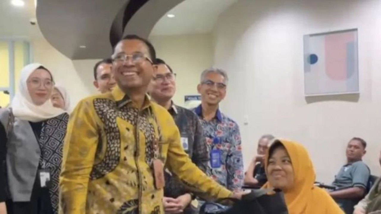 Direktur Utama BPJS Kesehatan Prihati Pujowaskito berbincang dengan salah satu pasien peserta JKN di RSBP Batam, Kepri, Jumat (28/8/2026). (Foto: Antara)