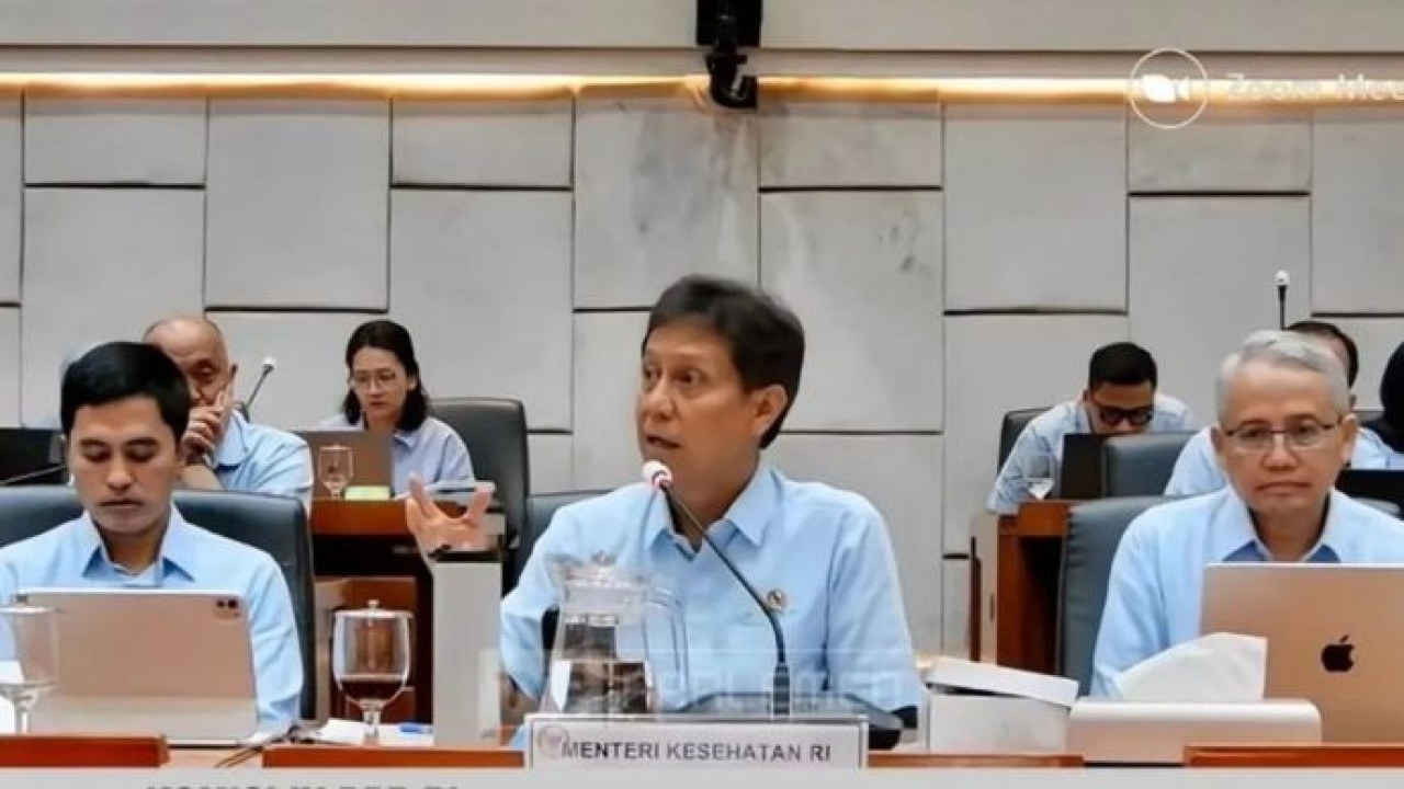Menteri Kesehatan Budi Gunadi Sadikin (tengah) dalam rapat bersama DPR di Jakarta, Senin, 14 September 2026. (Antara)