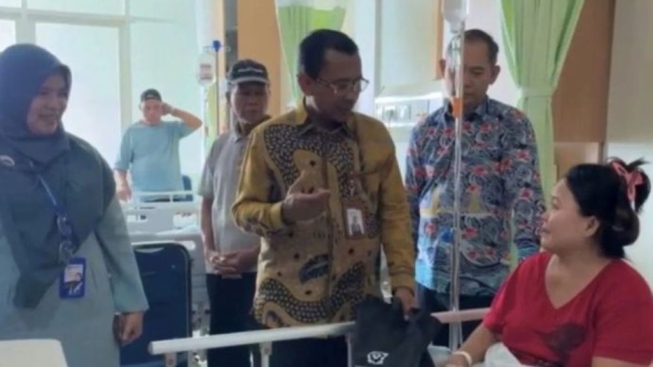 Direktur Utama BPJS Kesehatan Prihati Pujowaskito (tengah) berbincang dengan pasien peserta JKN saat kunjungan ke Rumah Sakit Badan Pengusahaan (RSBP) Batam, Kepri, Jumat, 28 Agustus 2026. (Foto: Antara)