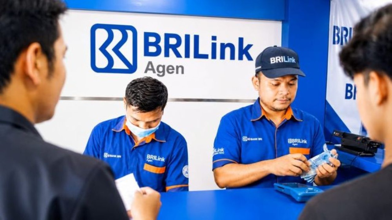 Agen BRILink melayani transaksi keuangan masyarakat di konter perbankan keagenan. (Foto: Istimewa)