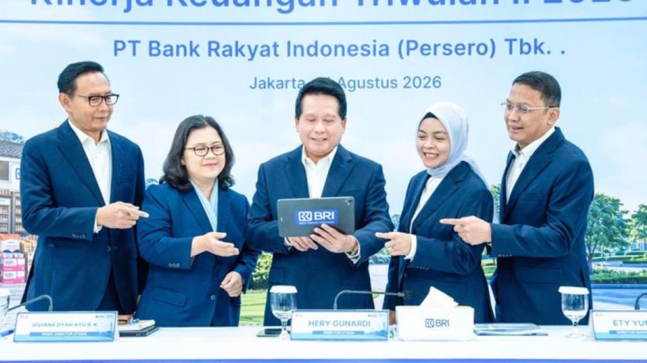 Direktur Utama BRI Hery Gunardi (tengah) usai konferensi pers kinerja keuangan triwulan II 2026. (Foto: BRI)
