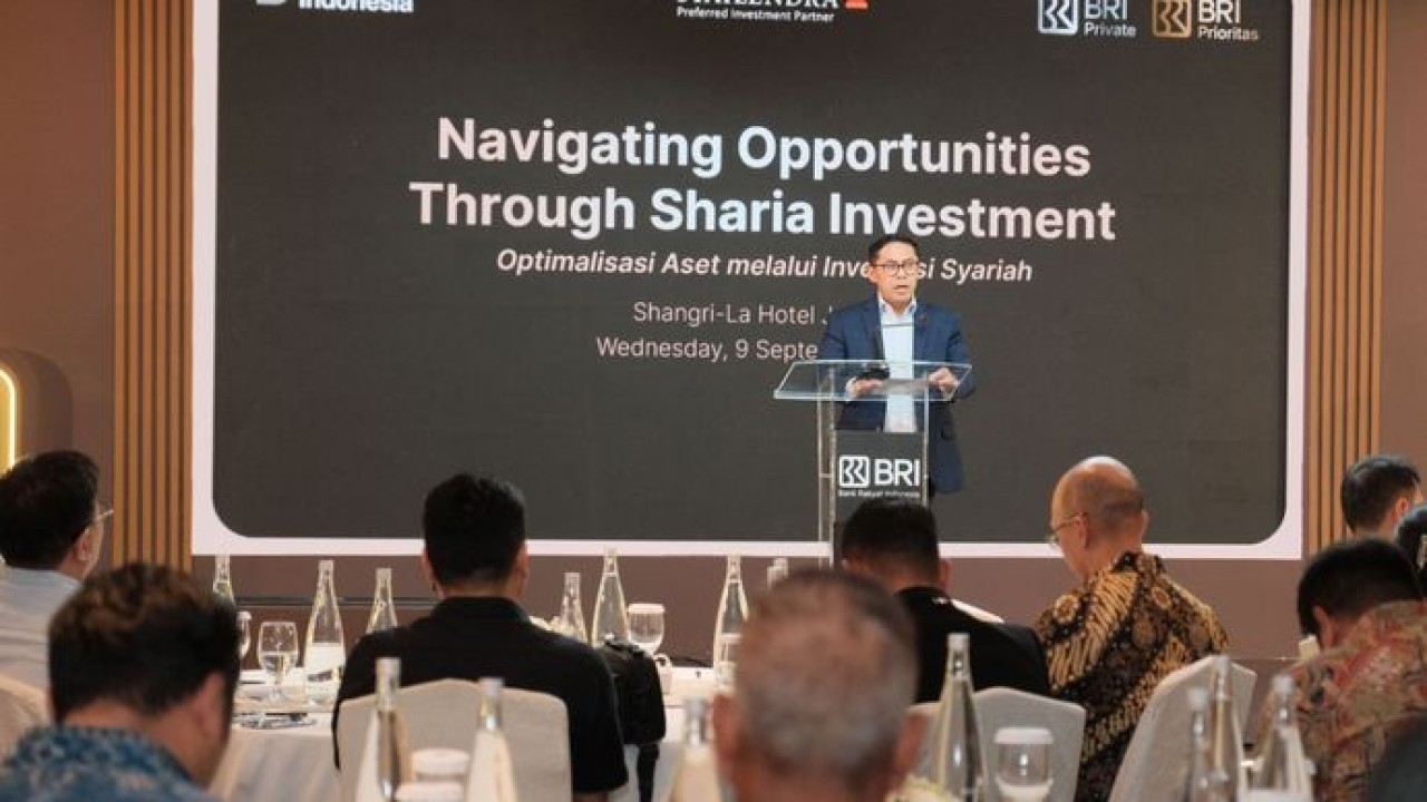 Direktur Consumer Banking BRI Aris Hartanto saat menyampaikan pandangannya dalam Sharia Wealth Forum 2026 bertajuk “Navigating Opportunities Through Sharia Investment” yang digelar BRI bersama Syailendra Capital di Shangri-La Hotel, Jakarta.
