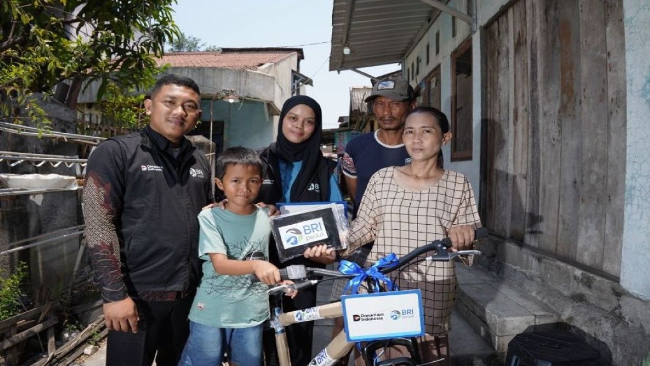 Keinginan Mahesa memiliki sepeda akhirnya terwujud melalui dukungan BRI Peduli. (Foto: Dok/BRI)