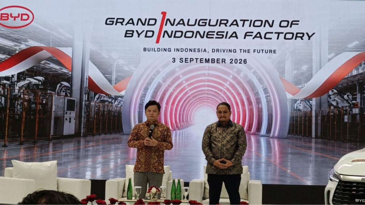 President Director PT BYD Motor Indonesia, Eagle Zhao (kiri) dan Head of PR & Government Relation PT BYD Motor Indonesia Luther T. Panjaitan. (Foto: Adiantoro/NTV)