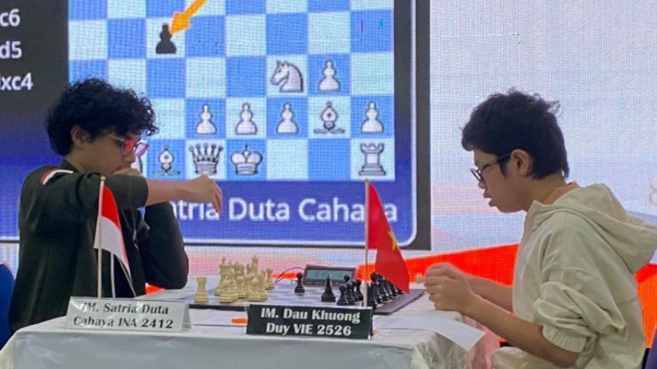 IM Satria Duta Cahaya (kiri) vs pecatur Vietnam IM Khuong Duy Dau