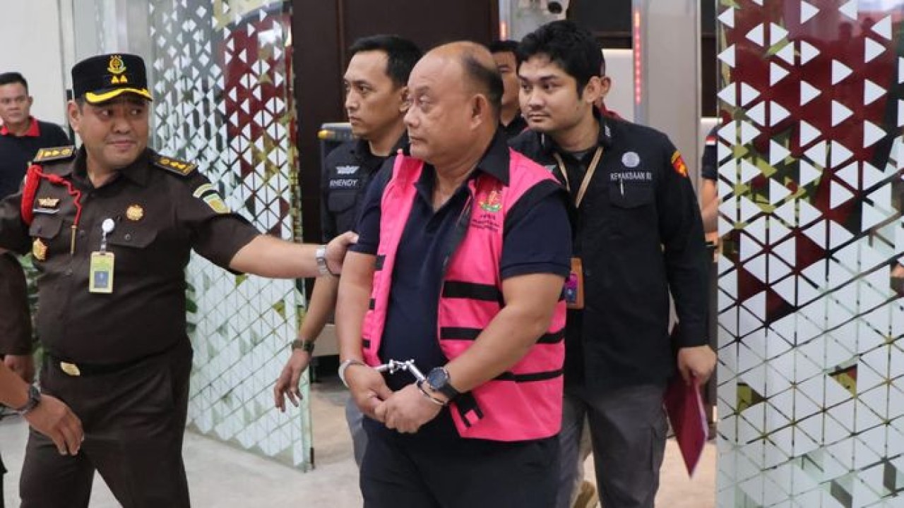 Mantan Kepala BGN, Dadan Hindayana digiring ke mobil tahanan Kejagung. (Istimewa)