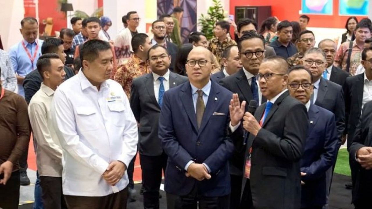 Dokumentasi - CEO BPI Danantara Rosan Roeslani (tengah) bersama Direktur Utama SIG, Indrieffouny Indra (kanan) dan Menteri Perumahan dan Kawasan Permukiman (PKP) Maruarar Sirait (kiri) di Danantara Housing Expo 2026 di Jakarta. (Antara)