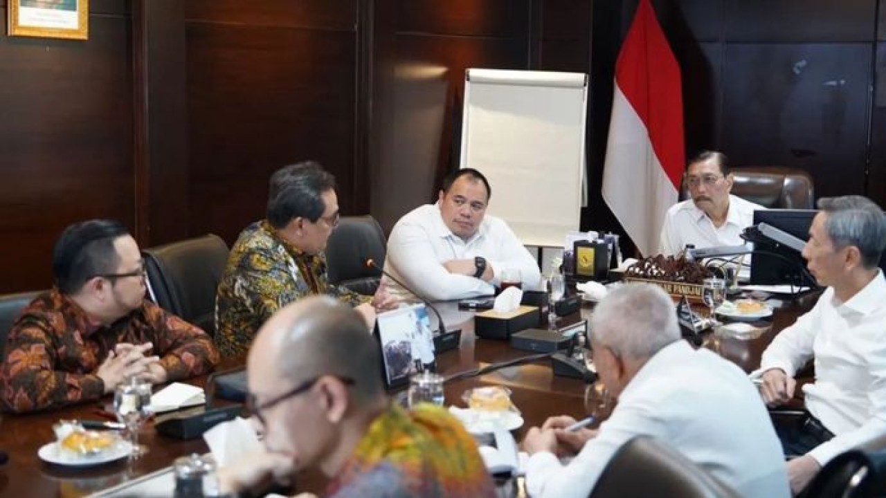 Ketua Dewan Ekonomi Nasional (DEN) Luhut Binsar Pandjaitan menerima kunjungan jajaran pimpinan Danantara Investment Management untuk mematangkan rencana strategis investasi nasional tahun 2027. (Antara)