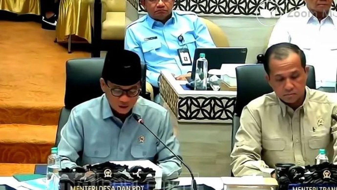 Tangkapan layar - Menteri Desa dan Pembangunan Daerah Tertinggal (Mendes PDT) Yandri Susanto menyampaikan paparan terkait realisasi anggaran Kemendes dalam Rapat Kerja bersama Komisi V DPR RI di Kompleks Parlemen, Jakarta (Antara)