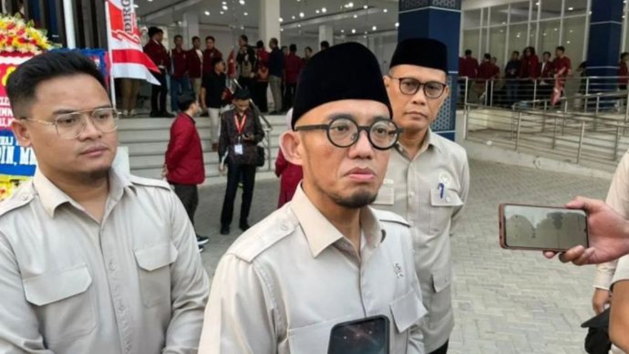Wakil Menteri Haji dan Umrah Dahnil Anzar Simanjuntak memberikan keterangan kepada media usai menghadiri Tanwir Ikatan Mahasiswa Muhammadiyah di asrama haji Banten di Cipondoh, Kota Tangerang, Rabu (Antara)