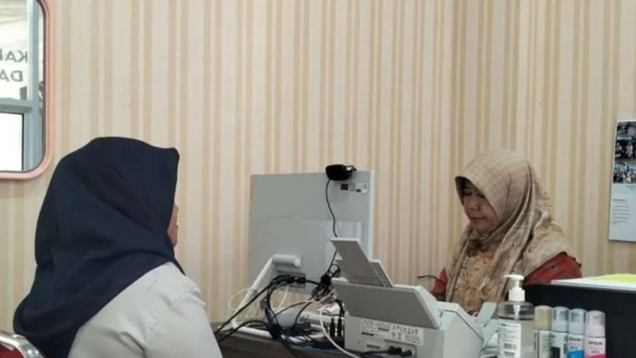 Petugas Kantor Kementerian Haji Bangka sedang menerima pendaftaran calon jamaah haji, di Sungailiat. (Antara)