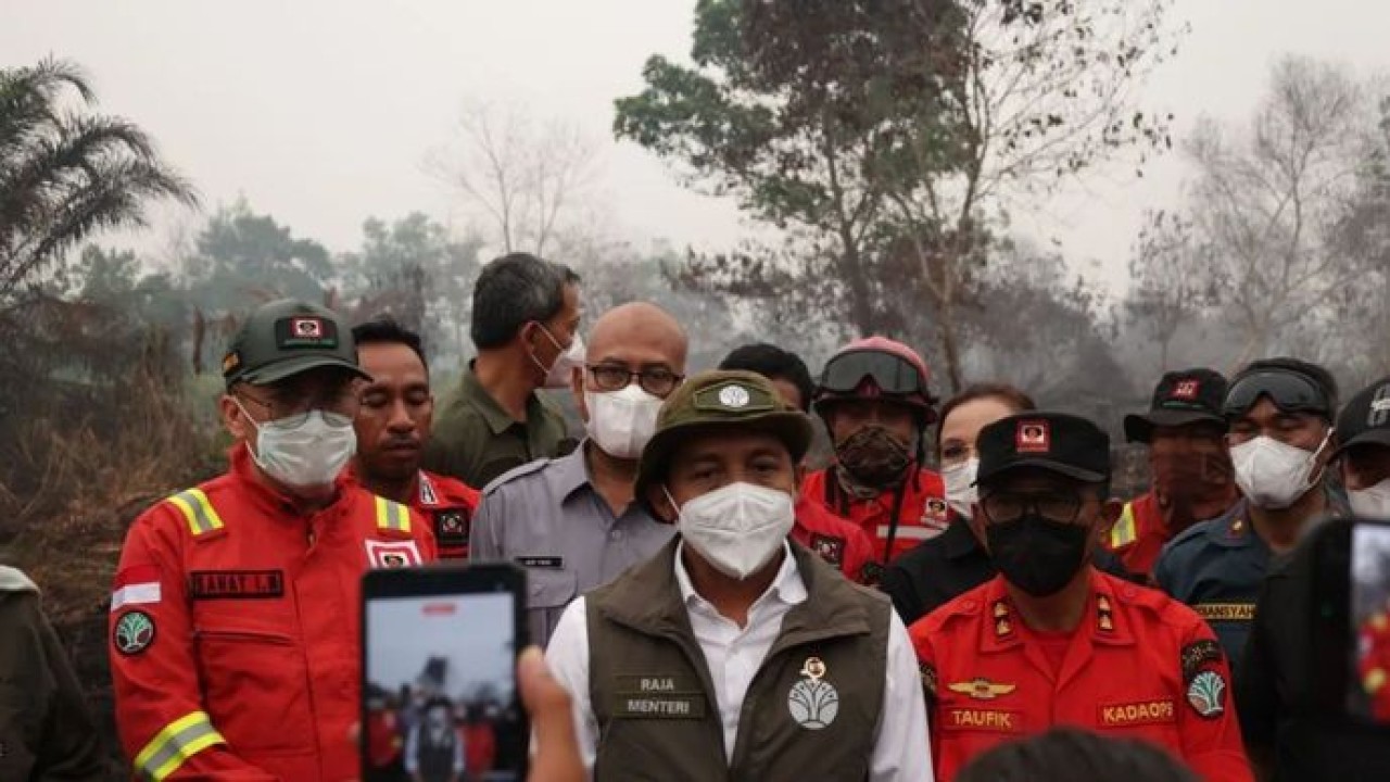 Menteri Kehutanan Raja Juli Antoni memberikan keterangan pers usai meninjau Karhutla di Kecamatan Rasau Jaya, Kabupaten Kubu Raya, Kamis (3/9/2026) (Antara)