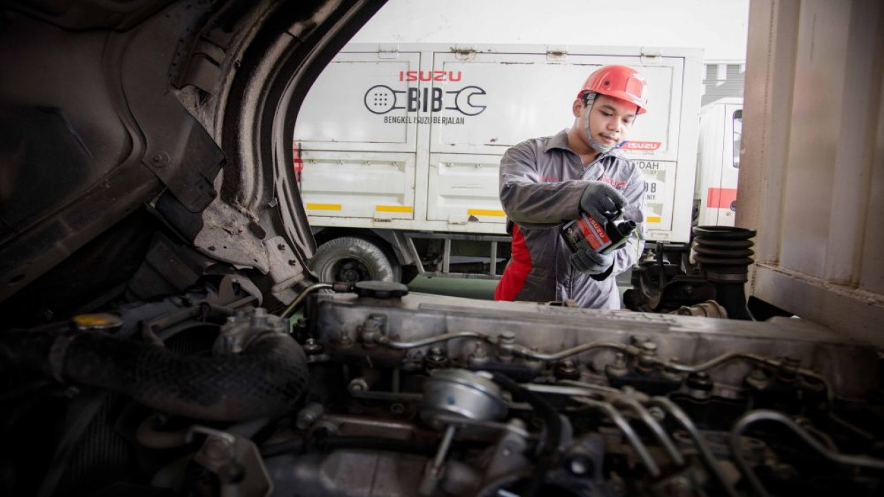 PT Isuzu Astra Motor Indonesia (IAMI) mengingatkan pentingnya melakukan pengecekan kendaraan, terutama pada filter udara dan saluran pemasukan udara ke mesin, setelah kendaraan terpapar abu vulkanik. (Foto: Dok/Istimewa)