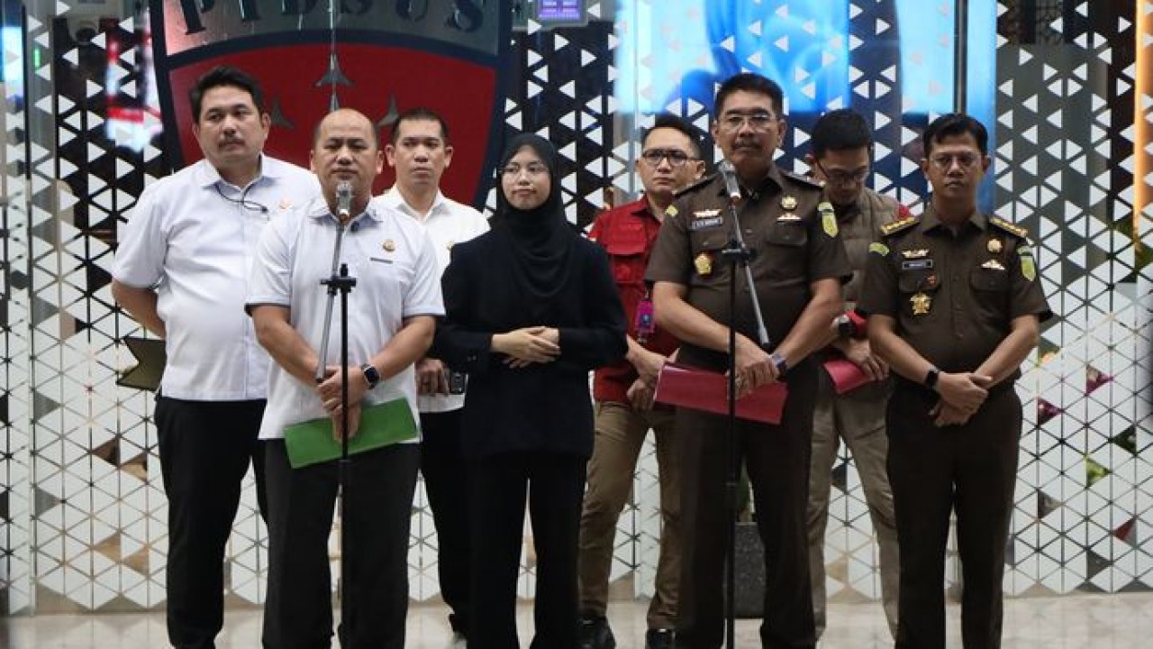 Kepala Pusat Penerangan Hukum (Kapuspenkum) Anang Supriatna (kiri) (Kejagung)
