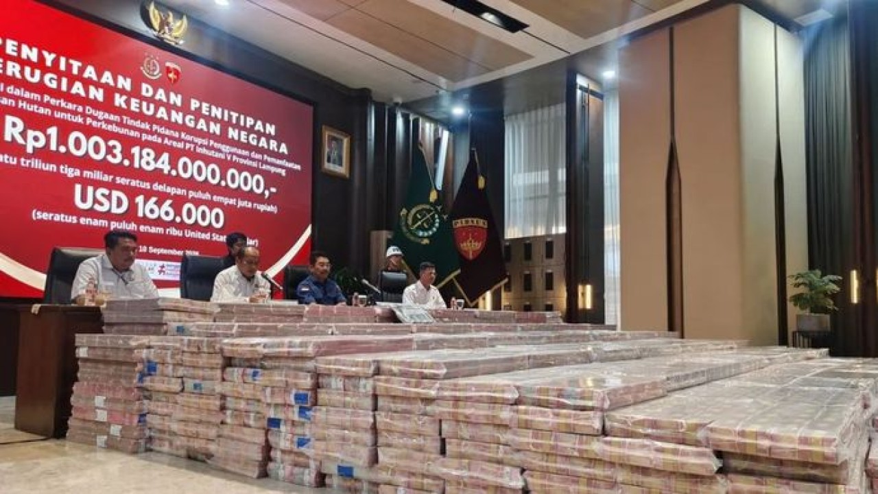 Jampidsus Kejaksaan Agung menggelar konferensi pers mengenai penyitaan uang senilai Rp1,003 triliun dan 166 ribu dolar AS dari PT PSMI terkait dugaan korupsi penggunaan dan pemanfaatan kawasan hutan untuk perkebunan oleh perusahaan tersebut di areal PT Inhutani V Lampung di Gedung Jampidsus Kejaksaan Agung, Jakarta, Kamis (10/9/2026). (Antara)