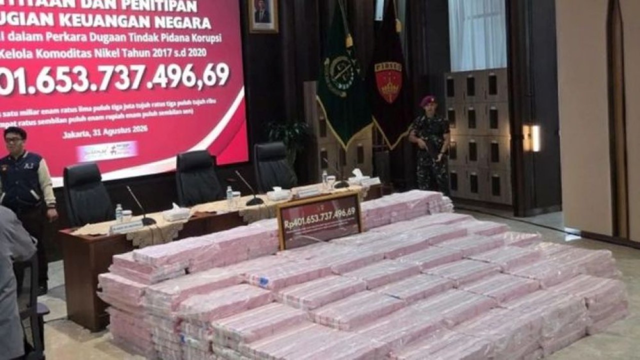 Petugas berjaga di sekitar uang tunai senilai Rp401 miliar yang disita penyidik pada Jampidsus Kejaksaan Agung dalam kasus dugaan tindak pidana korupsi tata kelola komoditas nikel tahun 2017-2020 di Gedung Jampidsus Kejaksaan Agung, Jakarta, Senin, 31 Agustus 2026. (Foto: Antara)