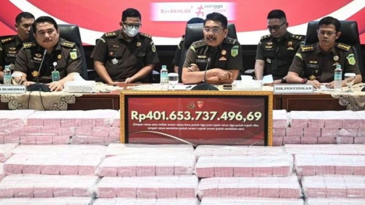 Direktur Penyidikan Jampidsus Kejagung Saiful Bahri Siregar (ketiga kanan), Kasubdit Penyidikan TPK dan TPPU pada Direktorat Penyidikan Jampidsus Abvianto Syaifulloh (kanan) dan Kepala Bidang Hubungan Media dan Kehumasan Puspenkum Kejagung Tri Sutrisno (kedua kiri) memberikan keterangan terkait kasus dugaan korupsi tata kelola nikel saat konferensi pers di Gedung Bundar, Kejaksaan Agung, Jakarta, Senin (31/8/2026) (Foto: Antara)