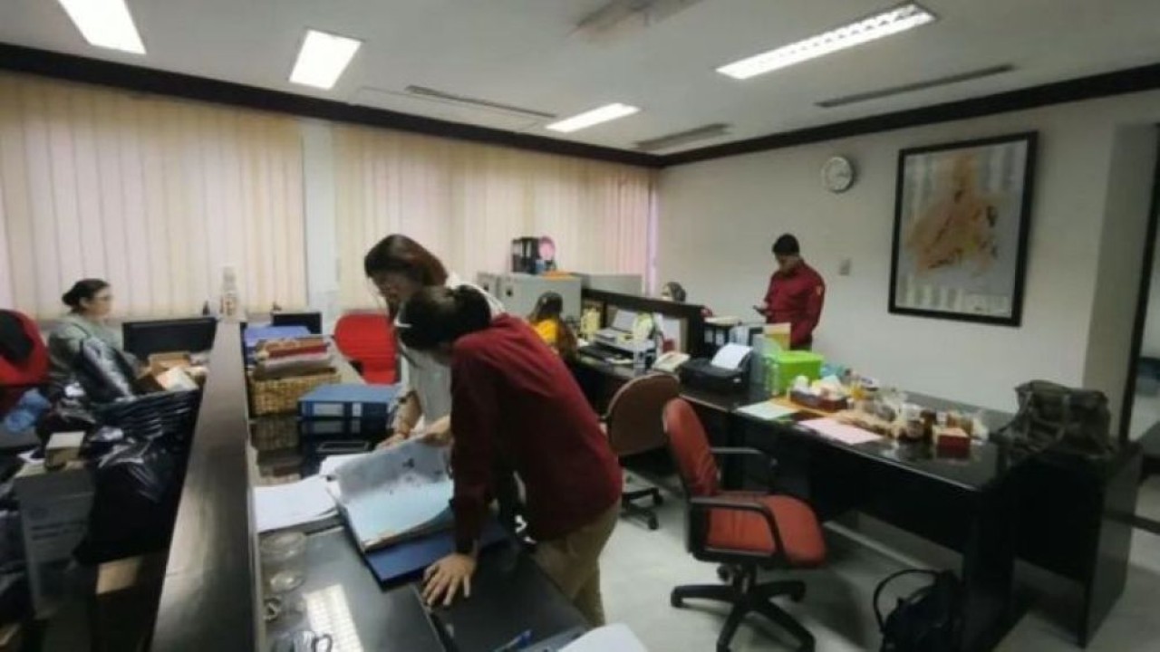 Penyidik pada Jampidsus Kejaksaan Agung (Kejagung) menggeledah suatu lokasi dalam penyidikan kasus dugaan korupsi pertambangan batu bara oleh PT CCM di Kabupaten Nunukan, Kalimantan Utara, tahun 2013–2025 pada Rabu (23/9/2026). (Foto: Antara)