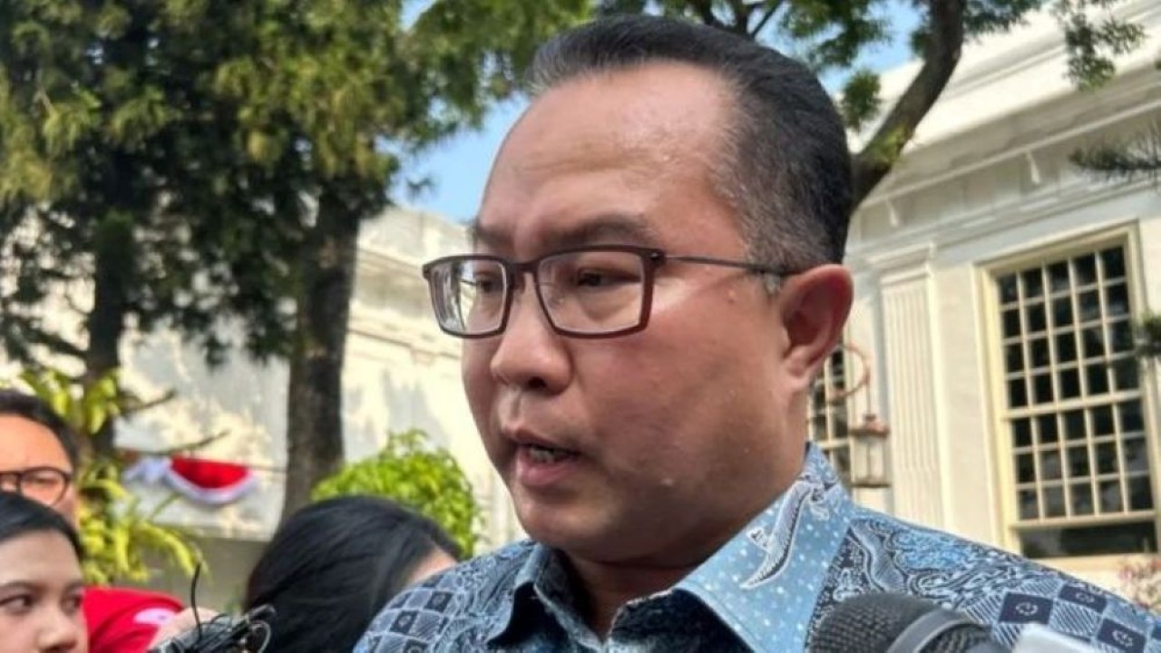Kepala Badan Riset dan Inovasi Nasional (BRIN) Arif Satria ditemui di Kompleks Istana Kepresidenan, Jakarta, Jumat, 28 Agustus 2026. (Foto: Antara)